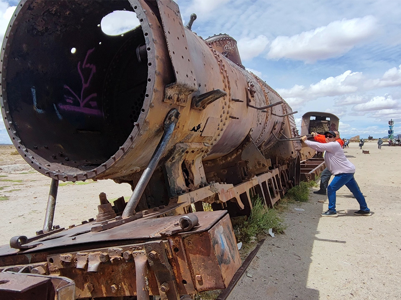 Групповой тур на новый год в Перу Боливия Чили боливия Уюни кладбище паровозов