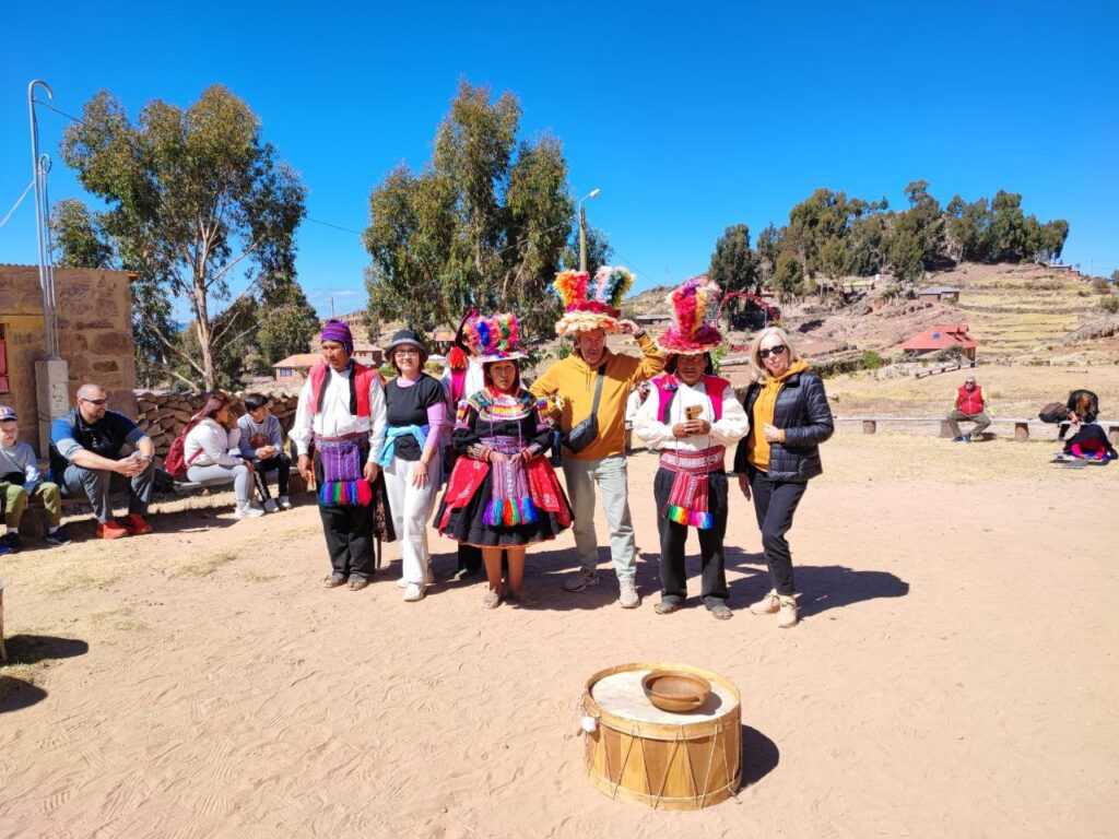 озеро Титикака туристы на острове на туре по Перу