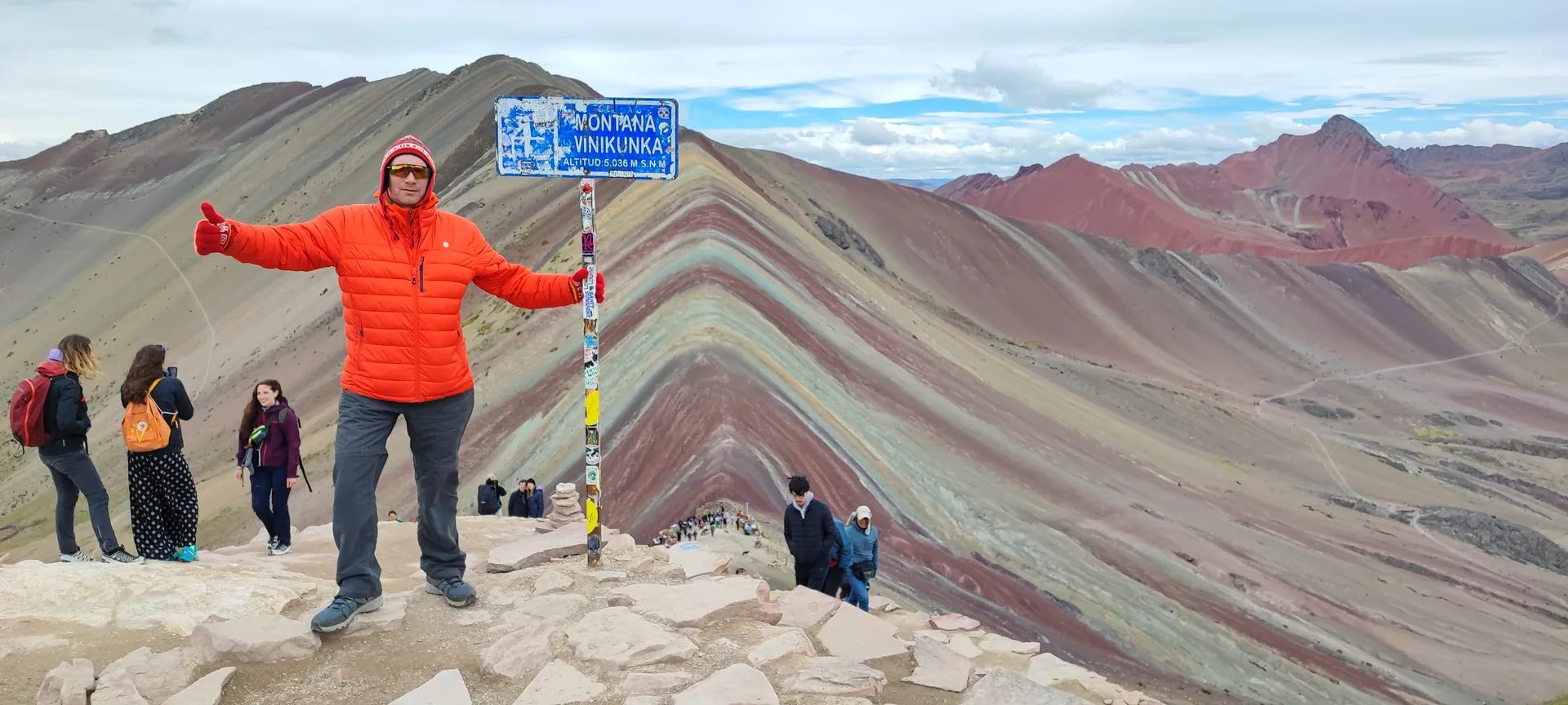 Указатель «Montaña Vinikunka, altitud 5036 м» на вершине Радужной горы в Перу
